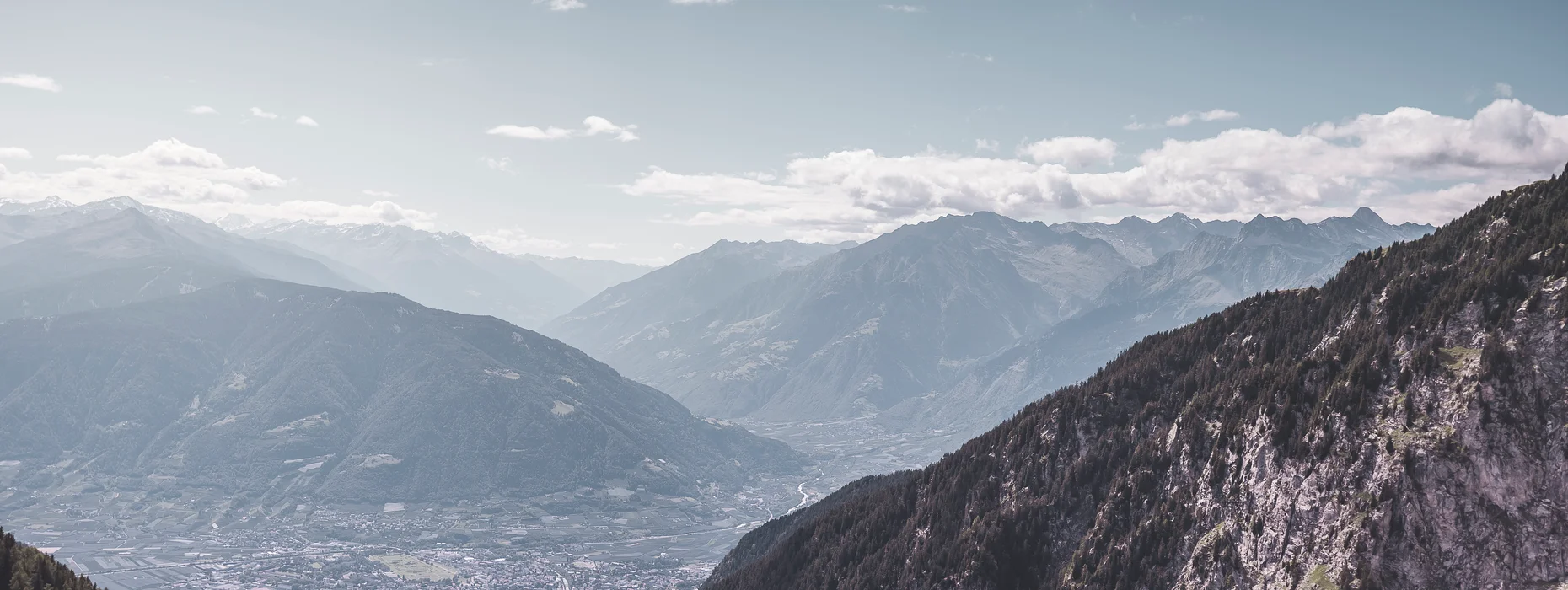 Vista panoramica sulla Val d'Adige e Merano dalle montagne dell'Alto Adige