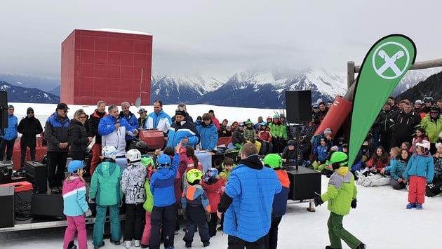 VIELE GLÜCKLICHE GESICHTER BEI DER VERLEIHUNG AN SKIPASSINHABER
