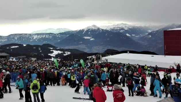 TANTI VOLTI FELICI A MERANO 2000 IN OCCASIONE DELL’ESTRAZIONE PER I TITOLARI DELLO SKIPASS "ORTLER SKIARENA"
