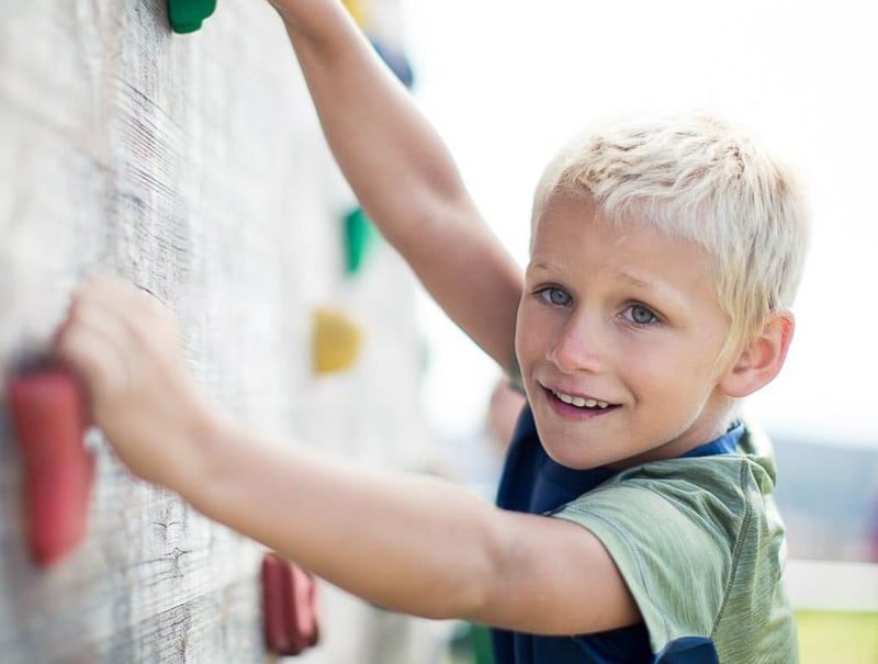 KLETTERWÄNDE UND MINI KLETTERSTEIG
