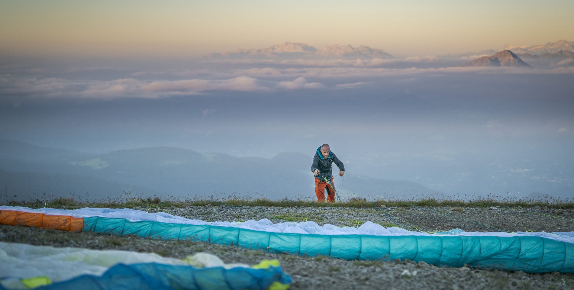Sopra, in alto <br> in parapendio