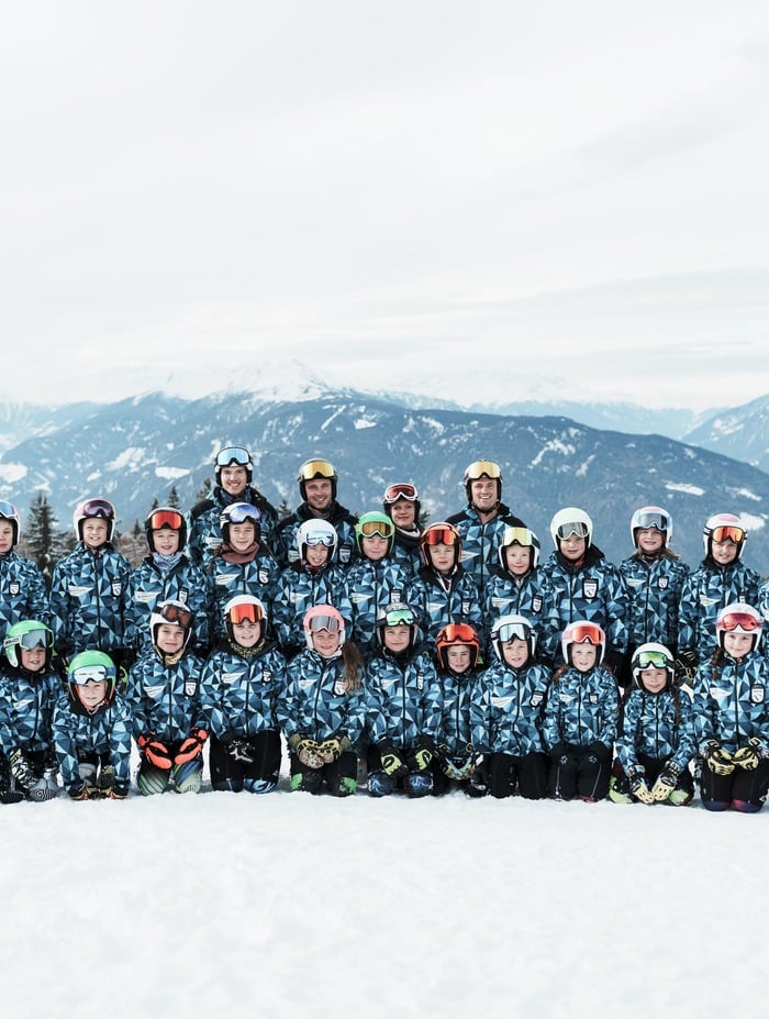 ÜBER 800 KINDER <br> BEI SKIKURSEN